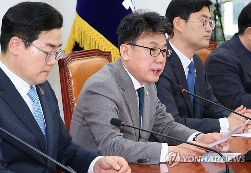 진성준(가운데) 더불어민주당 정책위의장이 지난 11일 서울 여의도 국회에서 열린 원내대책회의에서 발언하고 있다. [연합뉴스]